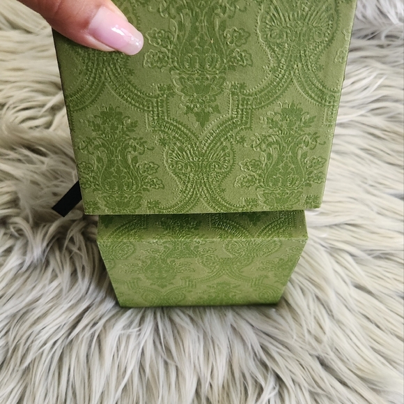 Gucci Box and pillow - Picture 5 of 10